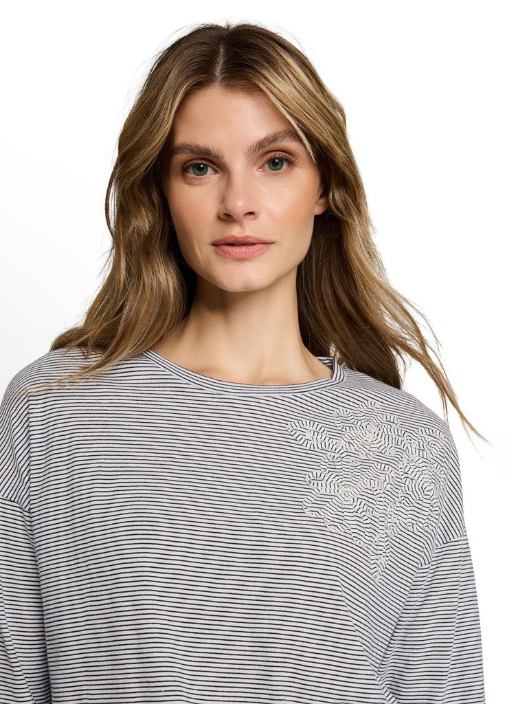 1052884 TOM TAILOR wmn -  Loose Fit T-Shirt mit Blumen-Applikation 40889 small white navy stripe